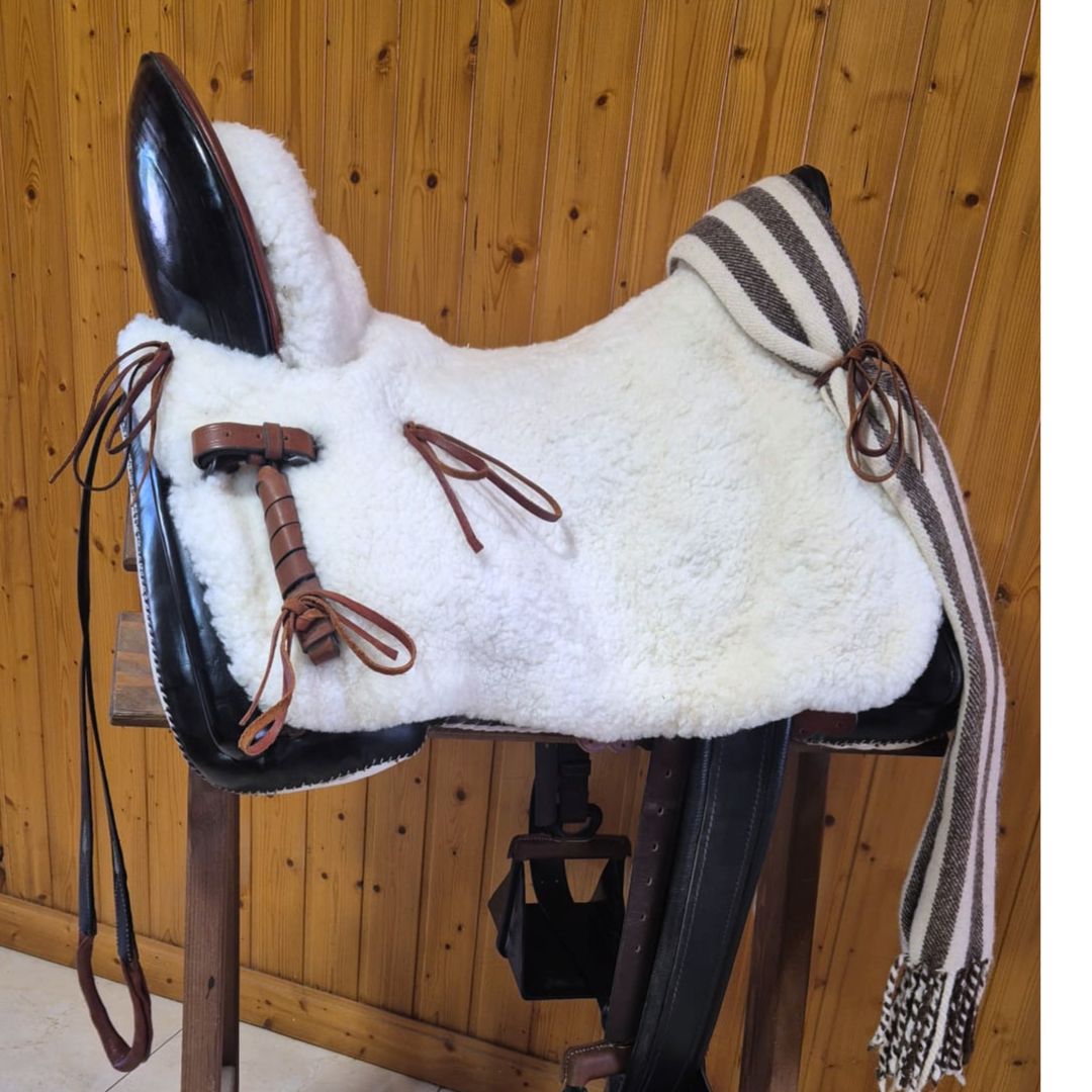 Silla vaquera de ocasión de la marca D'Hispania, artesanal, semi nueva, con detalles de armadura Centeno para montar a caballo.