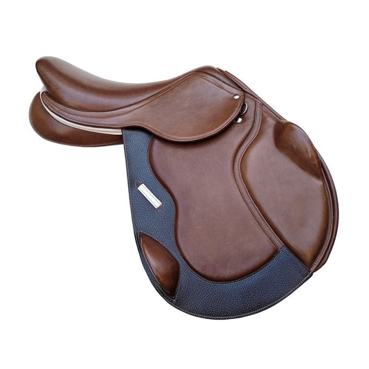 Silla inglesa de salto pol con diseño elegante, ideal para equitación en exteriores, en color negro con detalles resistentes