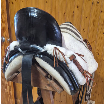 Silla vaquera de ocasión de la marca D'Hispania, con estructura artesanal, semi nueva, para montar a caballo en monturas de ocasión.