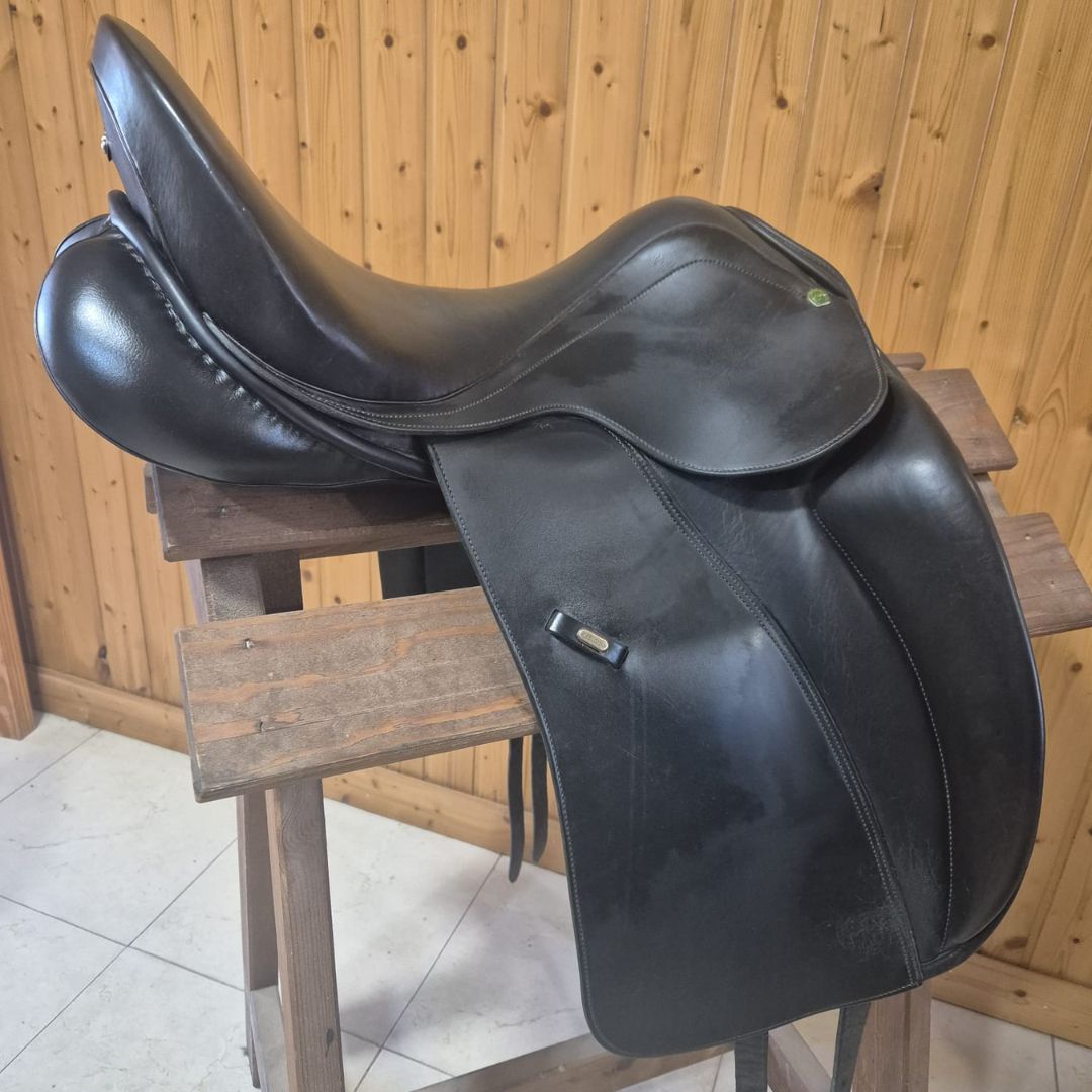 Silla de doma Marjoman Viena 17.5'' en cuero premium, equipada, para equitación y entrenamiento de caballos.