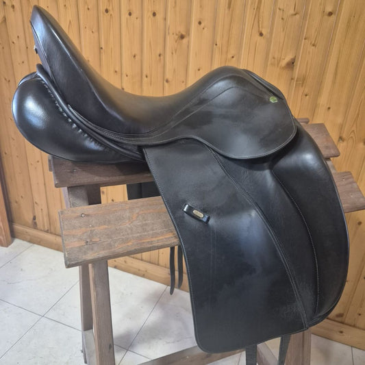 Silla de doma Marjoman Viena 17.5'' en cuero premium, equipada, para equitación y entrenamiento de caballos.
