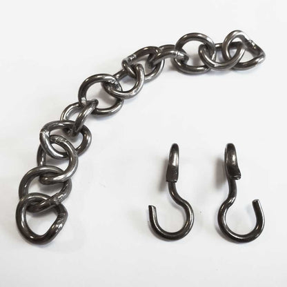 Cadena de forja gruesa en acero inoxidable bitono envejecido, accesorio hípico robusto y resistente para bocados y filetes.