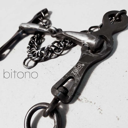 Bocado portugués forjado partido 131 en acero inoxidable bitono envejecido, diseñado para caballos, de Tienda Hípica Online.