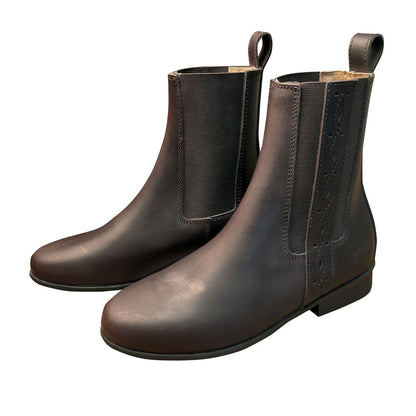 Botines españoles de piel americana elástica para equitación, con diseño cómodo y resistente, ideales para actividades ecuestres.