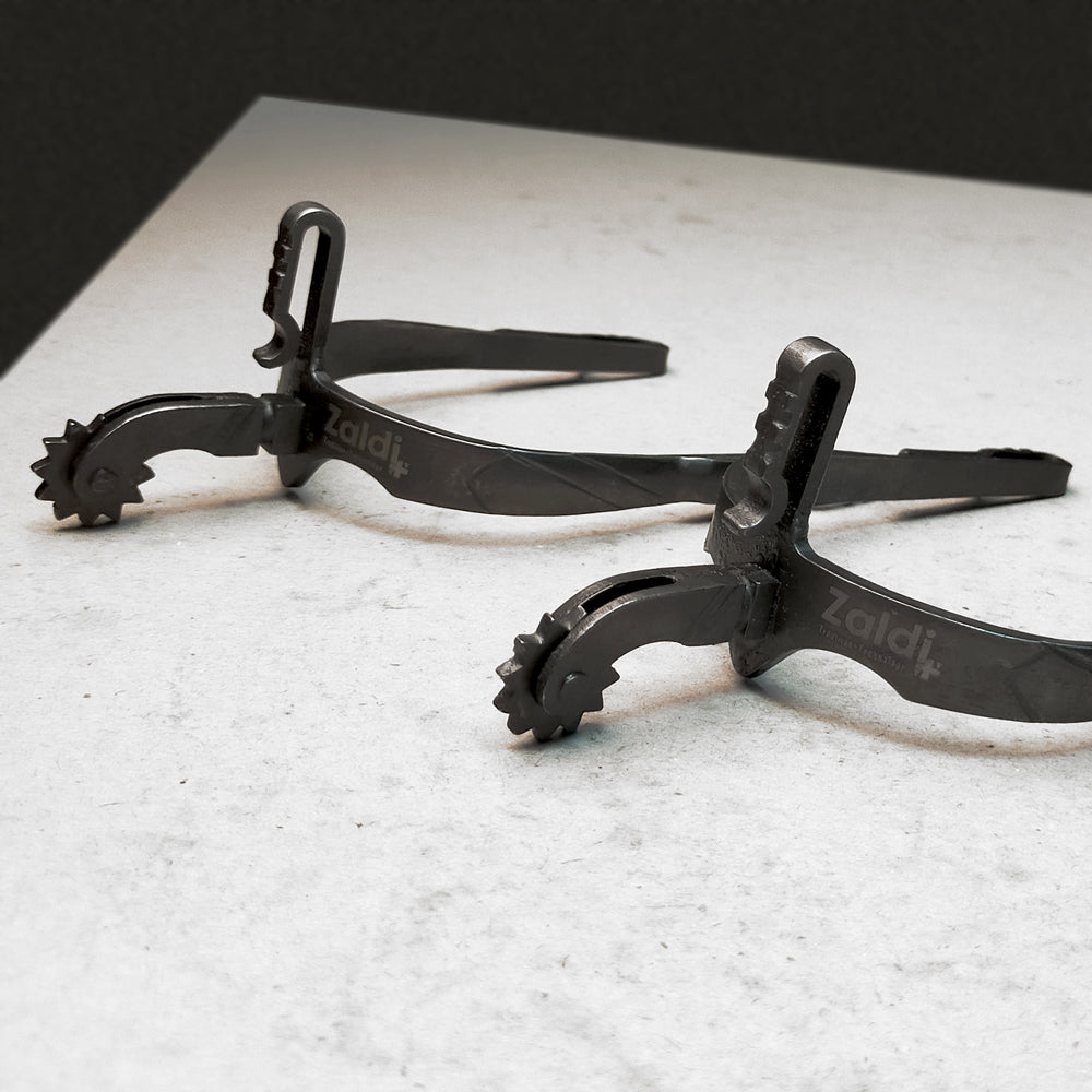 Espuela vaquera forja inox bitono envejecido 69 de la marca Gallo Corto, con diseño tradicional y acabado envejecido.