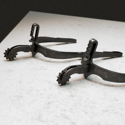 Espuela vaquera forja inox bitono envejecido 69 de la marca Gallo Corto, con diseño tradicional y acabado envejecido.