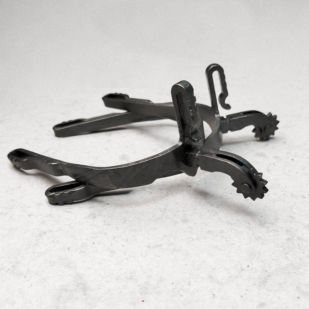Espuela vaquera forja inox bitono envejecido Gallo Corto, con diseño tradicional y acabado envejecido, ideal para montar a caballo