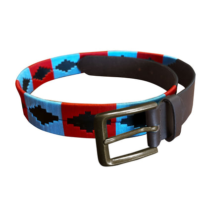 Cinturón de cuero Polo con bordado, accesorio elegante para regalos, en color marrón con detalles decorativos.