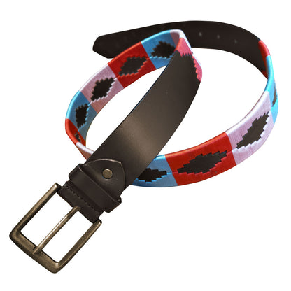 Cinturón de cuero polo con bordado, ideal para regalos, en color marrón y con detalles decorativos en la hebilla.