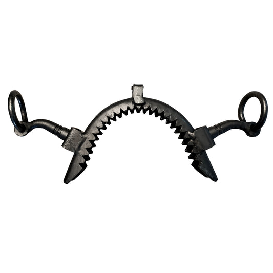 Muserola vaquera forja con pilares largos en acabado inox bitono envejecido, ideal para montura y accesorios hípicos.