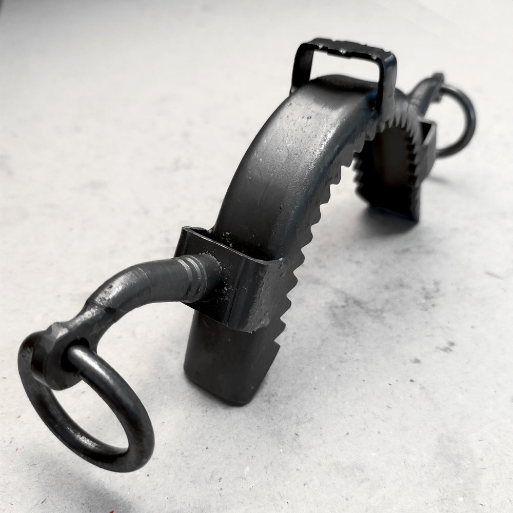 Muserola vaquera forja en tonos envejecidos con pilares largos, ideal para accesorios hípicos de alta calidad, en acabado inoxidable bitono.