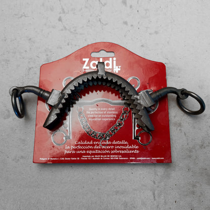 Muserola vaquera forja con pilares largos en acabado inox bitono envejecido, ideal para herrajes hípicos resistente y duradero.