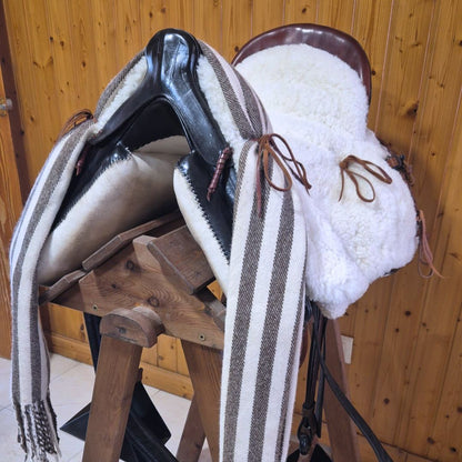 Silla vaquera de ocasión de la marca D'Hispania, artesana y semi nueva, con detalles de cuero y estructura resistente para montar a caballo.