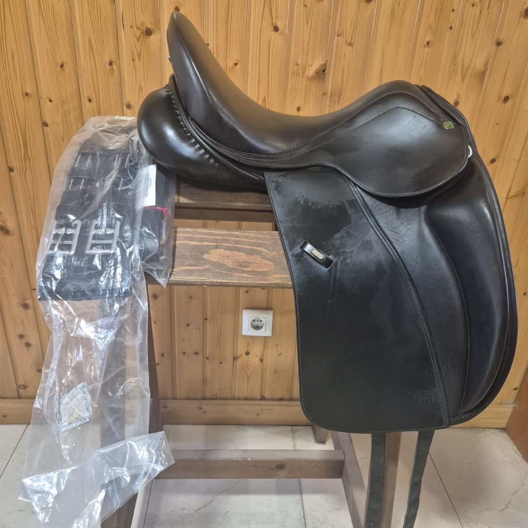 Silla de doma Marjoman Viena 17.5'' en cuero premium, equipo completo para equitación, asiento y estructura visible.