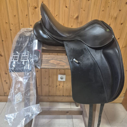 Silla de doma Marjoman Viena 17.5'' en cuero premium, equipo completo para equitación, asiento y estructura visible.