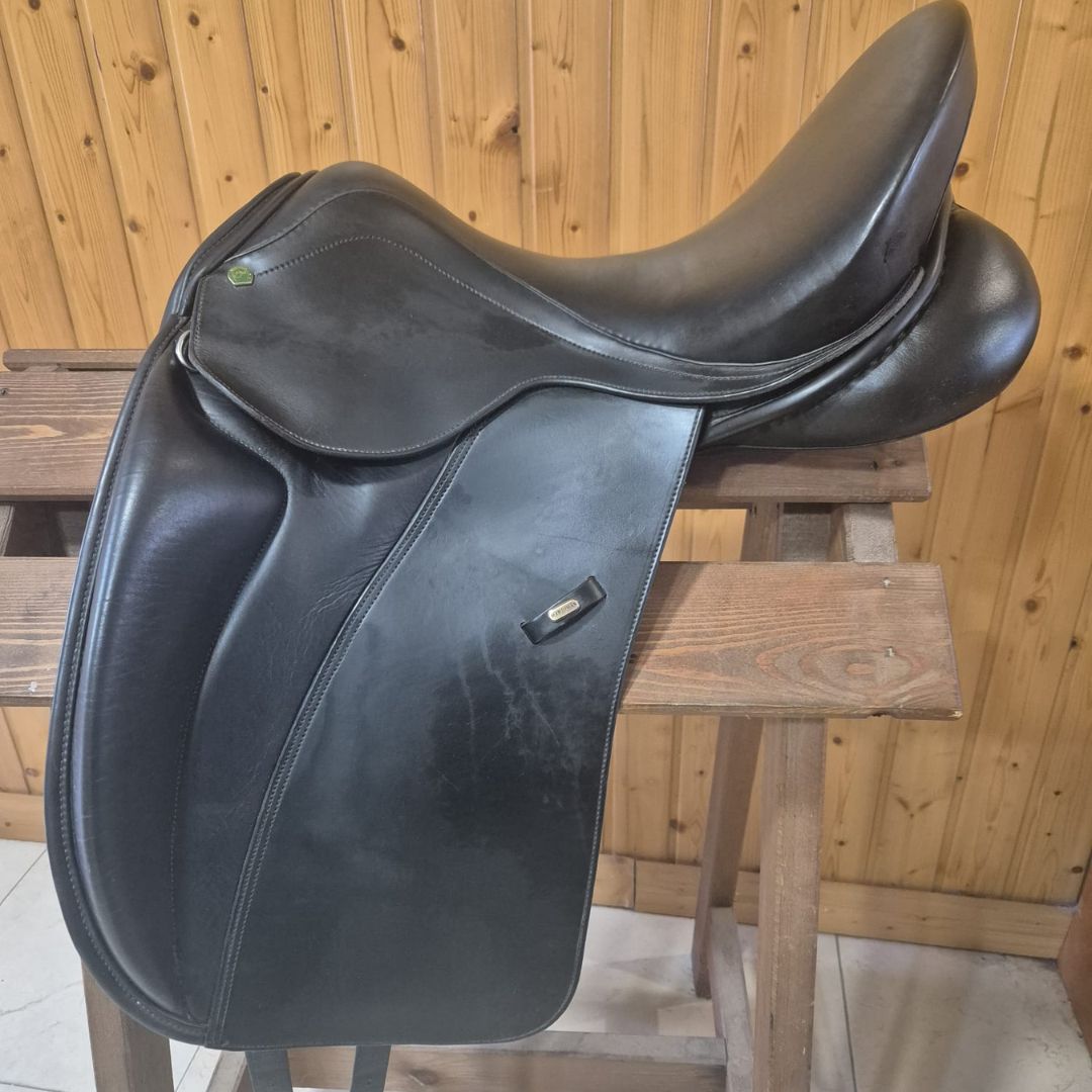 Silla de doma Marjoman Viena 17.5'' de cuero premium, equipada y completa para equitación y entrenamiento ecuestre.