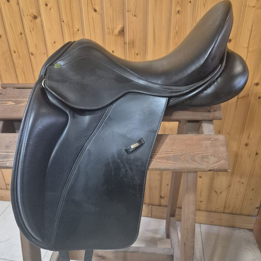 Silla de doma Marjoman Viena 17.5'' de cuero premium, equipada y completa para equitación y entrenamiento ecuestre.