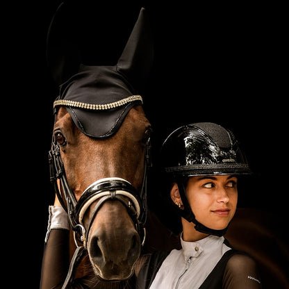 Mosquero antisonido Titanium con orejeras para caballos, protección contra insectos, en color negro, con forro cómodo.