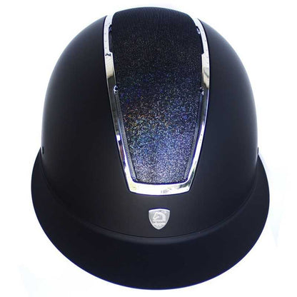 Casco Tattini con visera ancha y placa brillante para jinete, en color elegante, diseñado para equitación y protección.