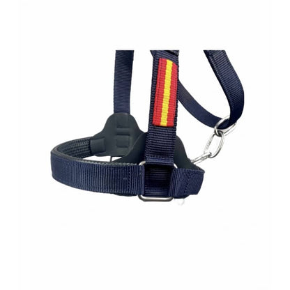 Cabezada reforzada de cuadra para caballo en color negro, con correas resistentes y hebillas de acero, de la marca Tienda Hípica D'hispania.