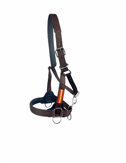 Cabezada reforzada de cuadra de la marca Tienda Hípica D'Hispania, con correas resistentes y ajustes cómodos para caballos.