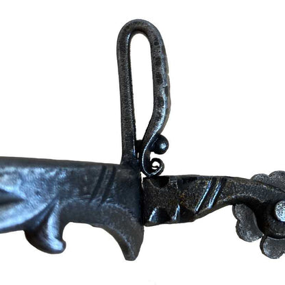 Espuela vaquera de fragua Trebol con correas para montar caballos, ideal para equitación tradicional y trabajo en campo.