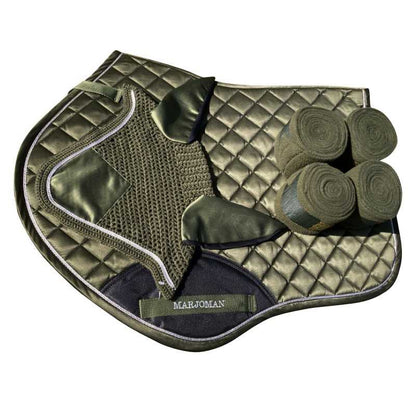 Juego de mantilla de salto, orejeras y vendas para equitación, en tela negra con detalles de cuero y forro cómodo.