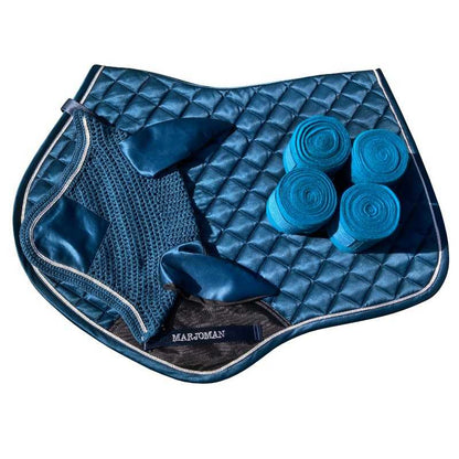 Juego de mantilla de salto con orejeras y vendas de la marca Tienda Hípica D'Hispania, con detalles en tela y accesorios hípicos