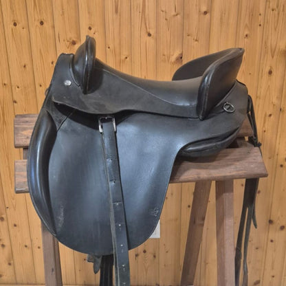 Española Gomez saddle, a stylish occasion saddle in brown leather, showcasing craftsmanship and design details.