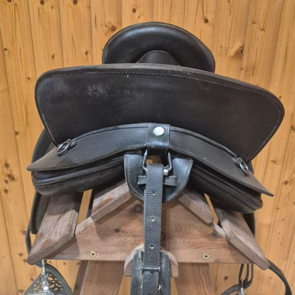 Montura de ocasión Silla Española Gómez, mostrando diseño elegante y detalles en cuero, ideal para equitación.