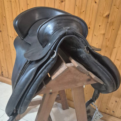 Spanish occasion saddle by Tienda Hípica D'hispania, showcasing elegant design and quality craftsmanship.