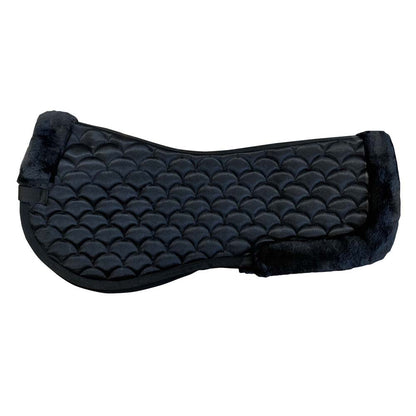 Salvacruces borreguillo de la marca D'Hispania, con almohadilla de silla de montar para equitación, visible en la imagen.