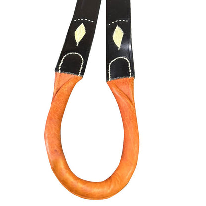 Silla de montar vaquera Castecus Andalucía para caballos, con refuerzo en cuero y detalles en acabado natural.