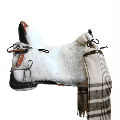Silla de montar vaquera Castecus Andalucía para caballo, con asiento de cuero y herrajes metálicos, en color marrón.