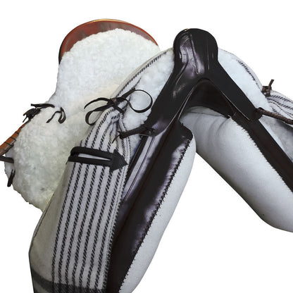 Silla Castecus vaquera modelo Andalucía para montar a caballo, con cuero marrón y detalles de costura en la imagen.