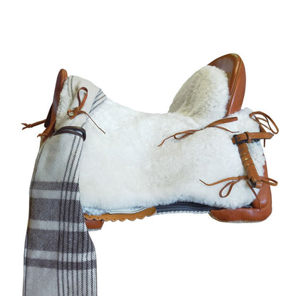 Silla de montar a caballo modelo Andalucía de Castecus Vaquera, con cuero marrón y detalles tradicionales, para la equitación vaquera