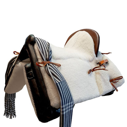 Silla de montar a caballo Castacus vaquera modelo Rocío Eco, en color natural, con detalles de cuero y acolchado para caballos.