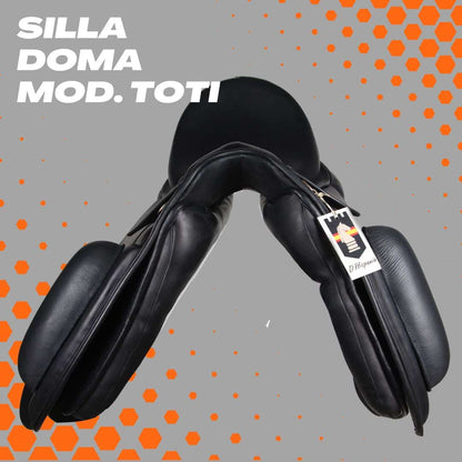 Silla de doma clásica TOTI de D'Hispania, silla inglesa de doma con taco muslera, en color negro, para equitación.