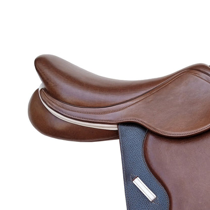 Silla inglesa de salto de poliéster de la marca Tienda Hípica D'Hispania, con diseño cómodo y resistente para equitación.