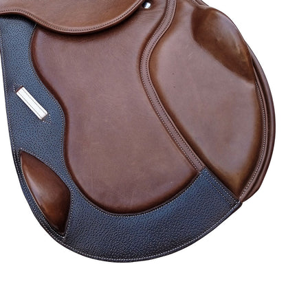 Silla inglesa de salto en color pol, marca Tienda Hípica D'Hispania, diseñada para equitación y competencias hípicas.