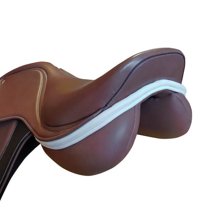 Silla inglesa de salto de la marca Tienda Hípica D'Hispania, con diseño polipiel y estructura resistente para equitación.