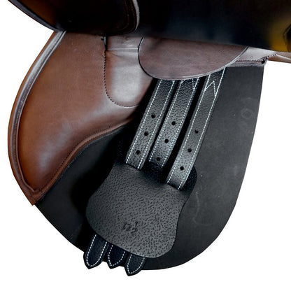 Silla inglesa de salto en cuero negro con estructura resistente, utilizada para equitación en competición.