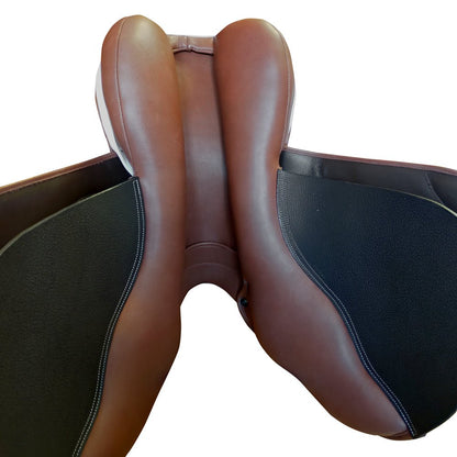 Silla inglesa de salto polipiel AZCC473 de Tienda Hípica D'Hispania, con asiento y respaldo acolchado para equitación de salto.