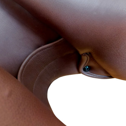 Silla inglesa de salto de poliéster, marca Tienda Hípica D'Hispania, diseñada para jinetes de deportes ecuestres.