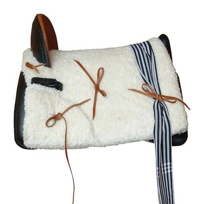 Silla vaquera económica de tienda hípica con accesorios completos incluyendo estribos, cincha, baticola, manta y estribera.