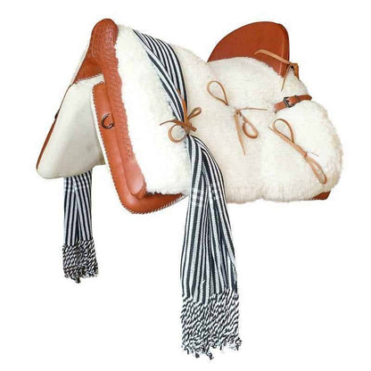Silla vaquera económica para montar a caballo con accesorios completos, incluyendo estribos, cincha, baticola y manta, en color marrón.