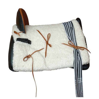 Silla vaquera económica para caballo con accesorios completos, incluyendo cincha, baticola, manta y estribos, en estilo tradicional.