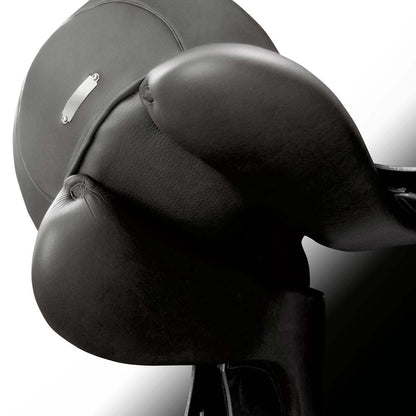 Silla de doma Zaldi Royal Profunda TM para doma clásica, con acabado elegante y asiento cómodo, de la marca D'Hispania.