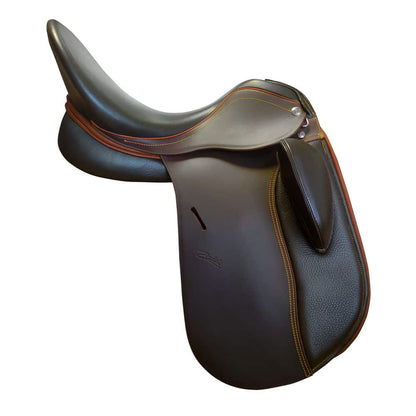 Silla de doma Zaldi Royal Profunda TM para equitación clásica, con asiento elegante y detalles en cuero, en color marrón.