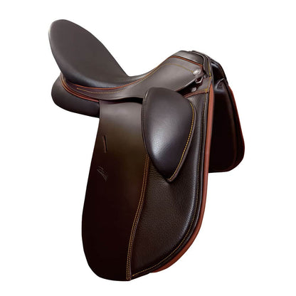 Silla de doma Zaldi Royal Profunda TM para equitación clásica, en color joya con detalles elegantes, de la marca D'Hispania.